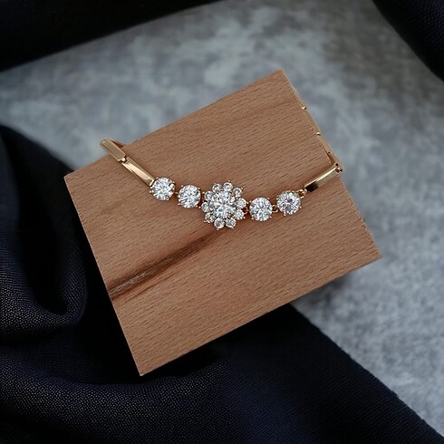 Taşlı çiçek figürlü rose gold bileklik