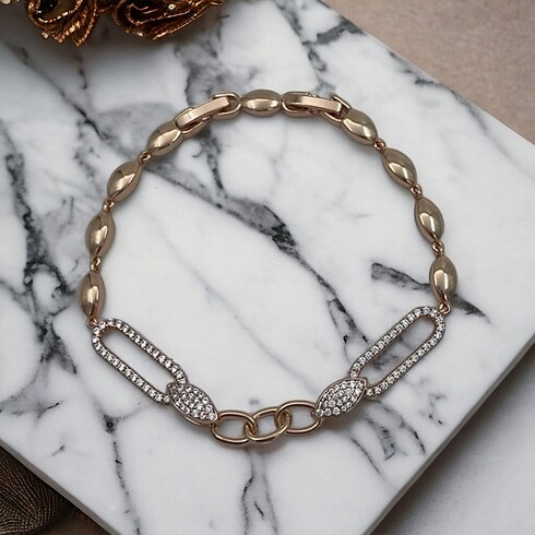 Taşlı baklava ve dikdörtgen detaylı rose gold bileklik