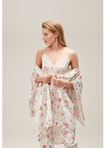 m Beden beyaz Renk Çiçek Desenli Sabahlıklı Kadın Pijama Takımı