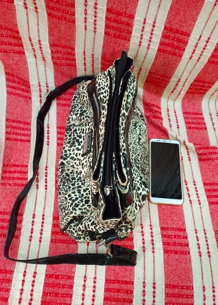 Siyah beyaz desenli omuz çantası harika - Görsel 4