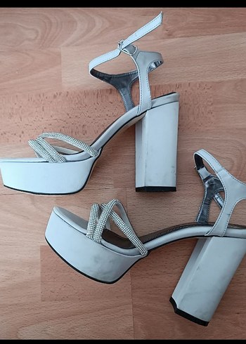 Beyaz Tokalı Dolgu Topuk Abiye Ayakkabı - Görsel 2