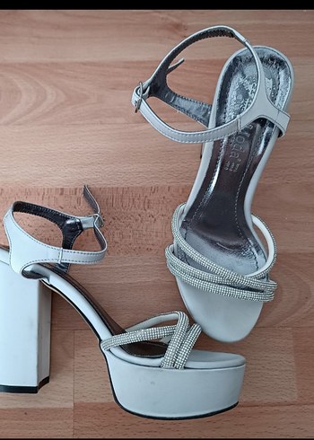 Beyaz Tokalı Dolgu Topuk Abiye Ayakkabı - Görsel 3