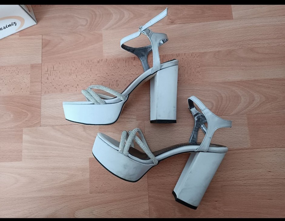 Beyaz Tokalı Dolgu Topuk Abiye Ayakkabı - Görsel 2