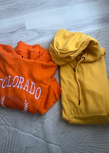 Sarı Kapüşonlu Renkli Baskılı Sweatshirt