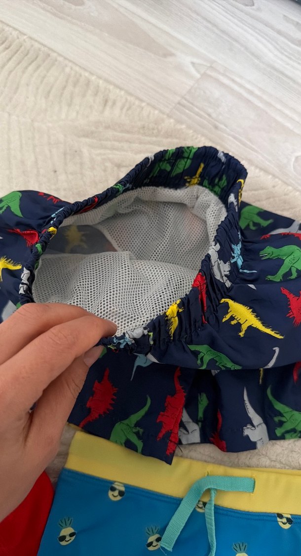 Renkli Baskılı Erkek Çocuk Mayo ve Şapka - Görsel 2