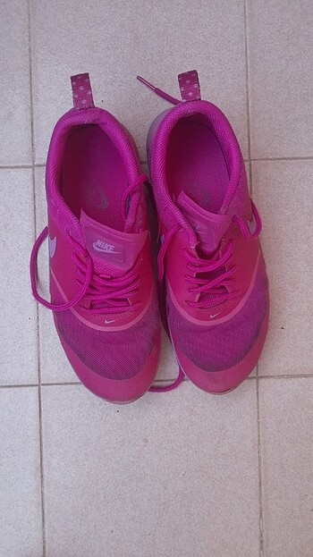 Az kullanılmış Nike spor ayakkabisi