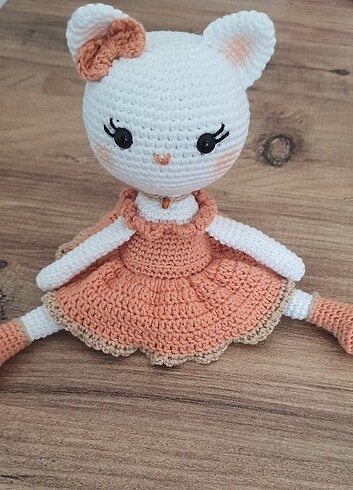  Beden Amigurumi elbiseli kedi.