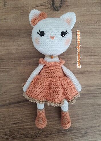 Amigurumi elbiseli kedi.