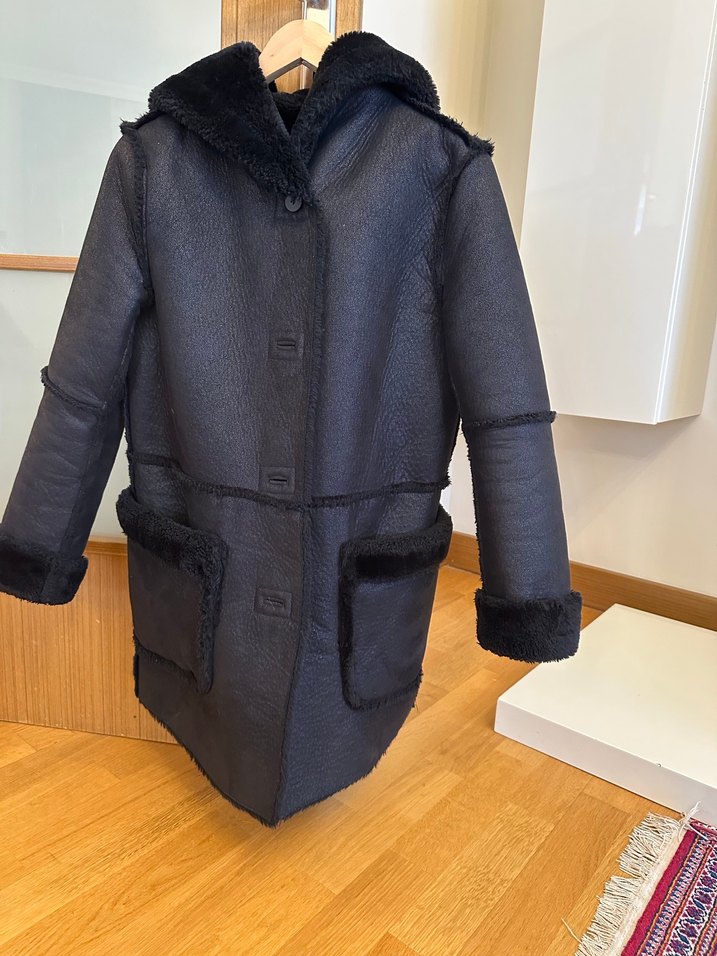 Kadın siyah Deri görünümlü çift taraflı kaban.Diğer taraf kürklü - Görsel 2