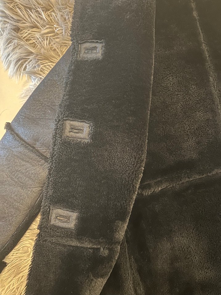 Kadın siyah Deri görünümlü çift taraflı kaban.Diğer taraf kürklü - Görsel 5