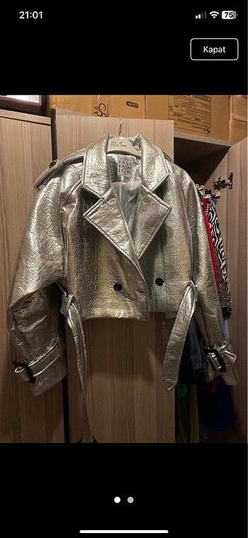 Oversize parlak ceket ?