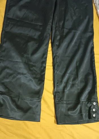 Düğmeli Siyah Parlak Kadın Midi Pantolon