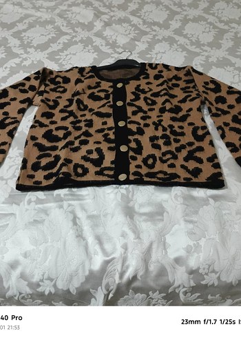 Düğmeli Leopar Desenli Kahverengi Hırka - Görsel 3