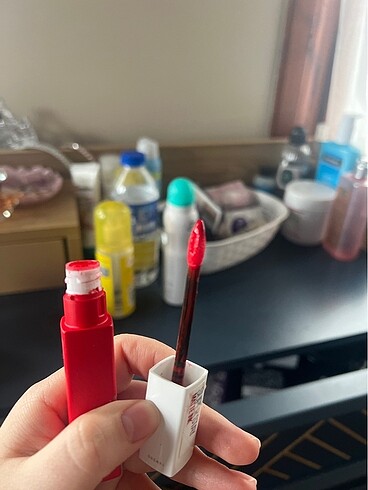 Beden KIRMIZI MAYBELLINE 320 MATTE INIK
