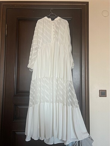 Astarli beyaz tesettür elbise