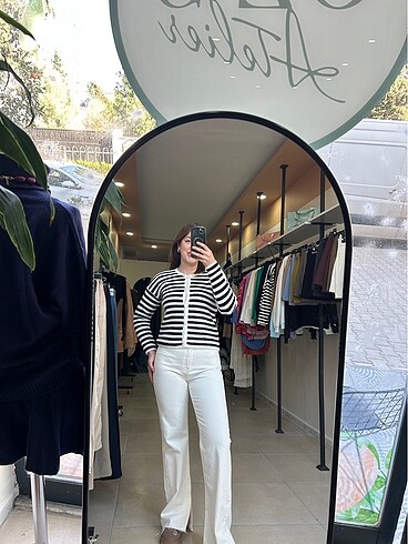 Beli kesik model beyaz jean