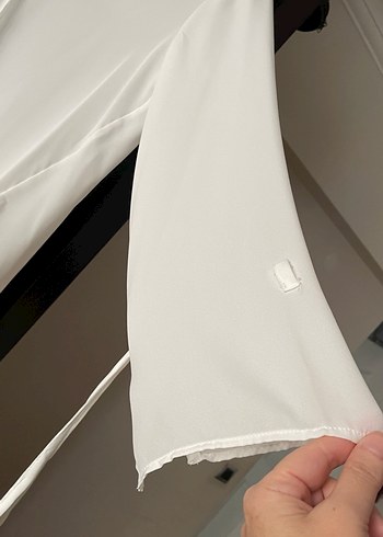 Beyaz V Yakalı Drapeli Kadın Gömlek - Görsel 4