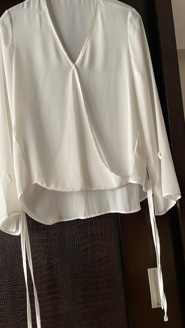 Beyaz V Yakalı Drapeli Kadın Gömlek - Görsel 2