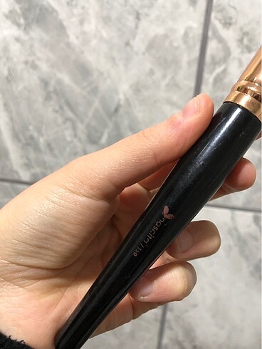 MAC Nascita açılı allık ve aydınlatıcı fırçası 150