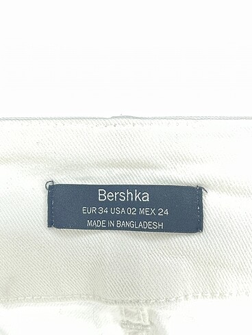 34 Beden beyaz Renk Bershka Jean / Kot %70 İndirimli.
