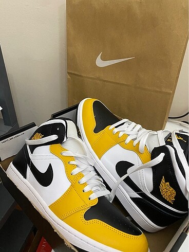 Nike Air Jordan 1 Retro High OG Yellow Toe