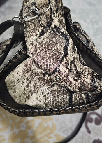 Yılan Derisi Desenli Zincir Detaylı Deri Çanta - Görsel 7