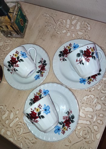 Renkli Çiçek Desenli Beyaz Fincan Takımı