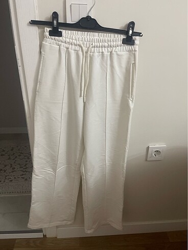Beyaz bol paça eşofman