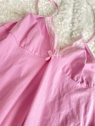 Pembe Gecelik