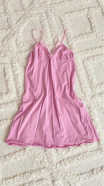 Pembe Gecelik