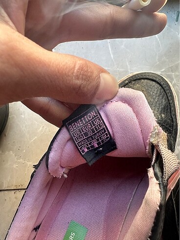 30 Beden siyah Renk Benettonun ayakkabısı
