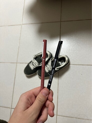 essence kajal ve lip liner