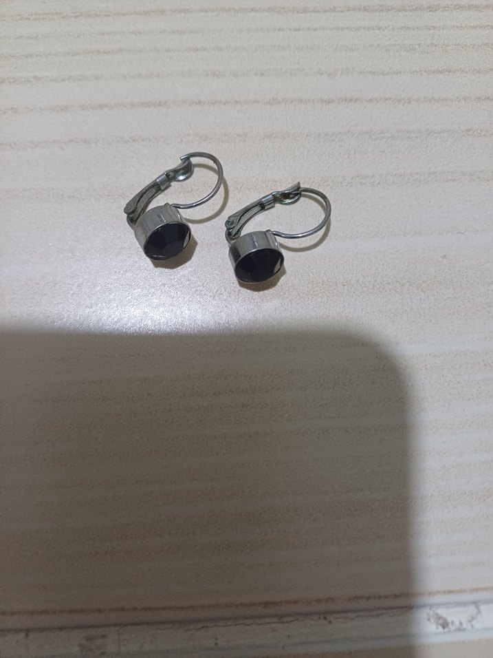 Mini Siyah Tokalı Küpe - Görsel 2