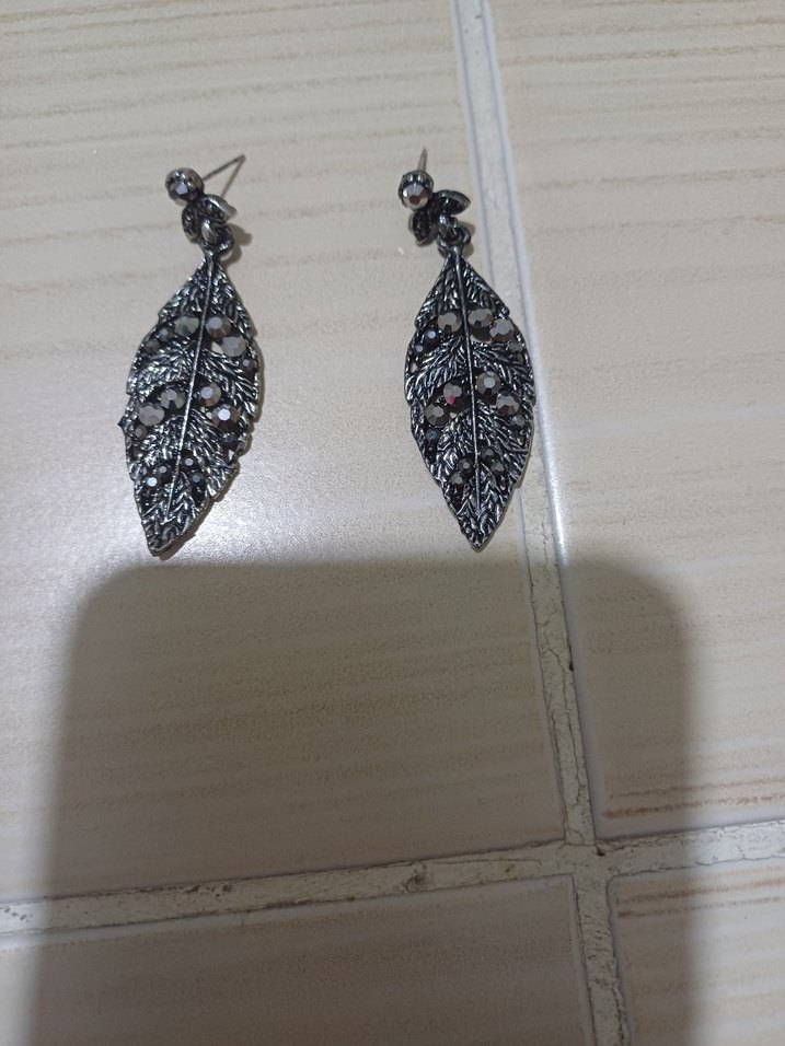 Uzun Gri İşlemeli Boncuklu Kadın Küpeler - Görsel 2