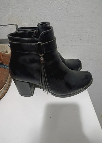 Siyah Parlak Deri Tokalı Kadın Bot