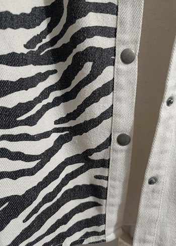 Zebra Desenli Düğmeli Kadın Gömlek - Görsel 2