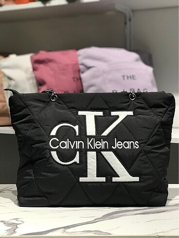 Calvin Klein Büyük boy geniş kapasiteli kol çantası