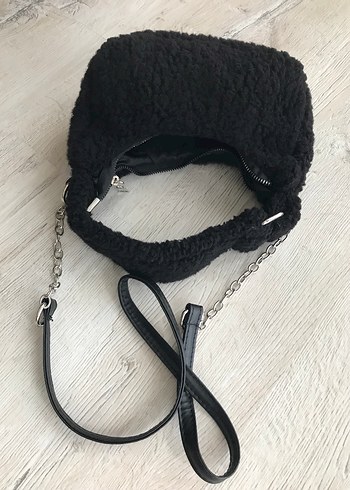 Siyah Zincir Detaylı Kadın Peluş Çanta