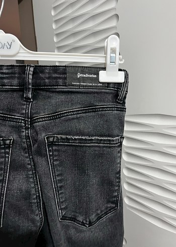 Stradivarius Kadın Siyah Dar Kesim Midi Boy Kot Pantolon