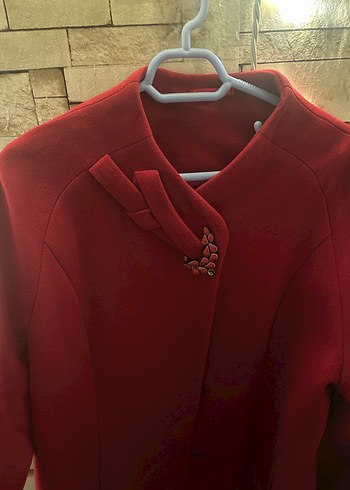 Kırmızı Kadın Kaban Broş Detaylı - Görsel 2