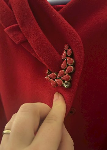 Kırmızı Kadın Kaban Broş Detaylı - Görsel 3