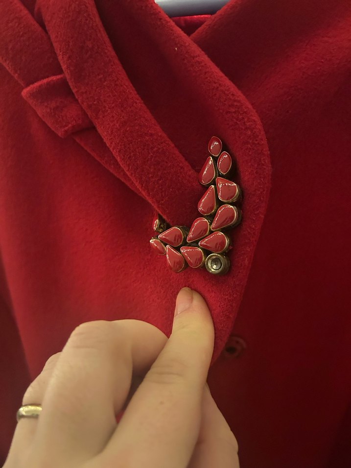 Kırmızı Kadın Kaban Broş Detaylı - Görsel 3