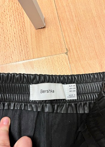Bershka Kadın Siyah Deri Beli Kemerli Rahat Pantolon