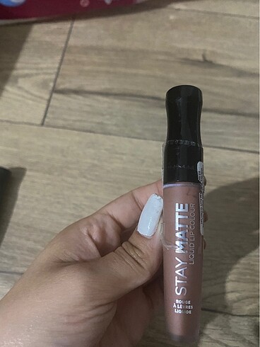 Beden Rimmel London ruj
