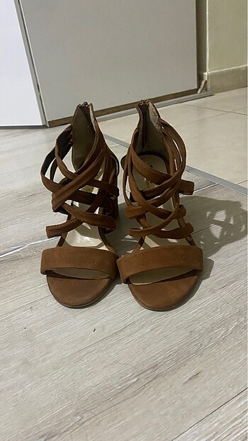 Topuklu kahverengi ayakkabı - Görsel 5