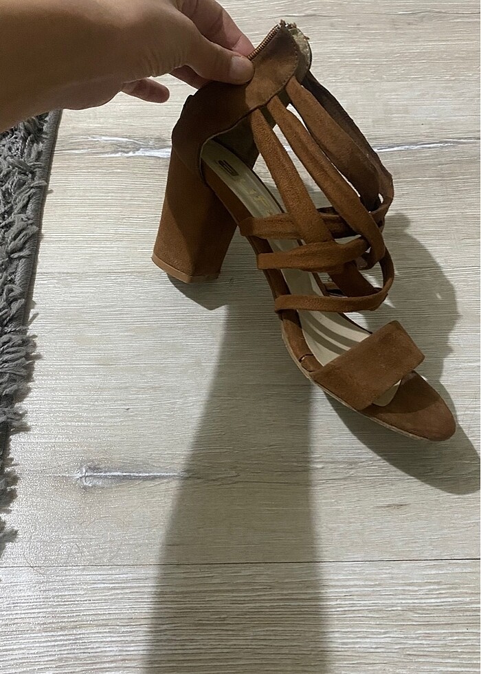 Topuklu kahverengi ayakkabı - Görsel 3