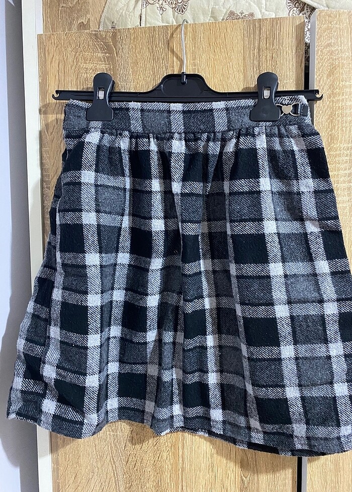 Siyah beyaz gri renkte mini etek - Görsel 2