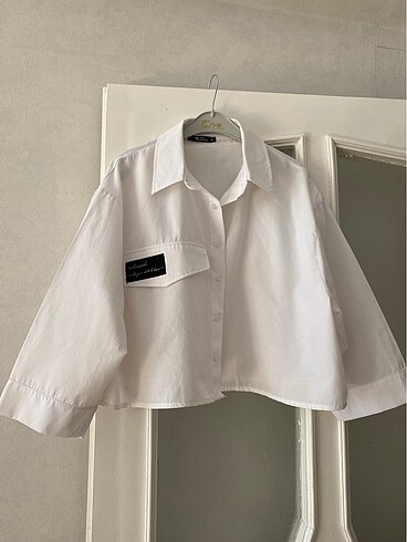l Beden beyaz Renk Crop armalı oversize gömlek