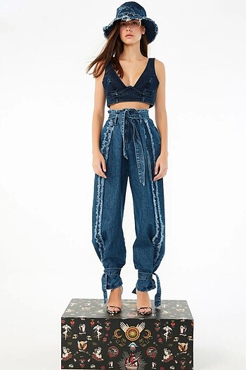 Püskül detaylı jean