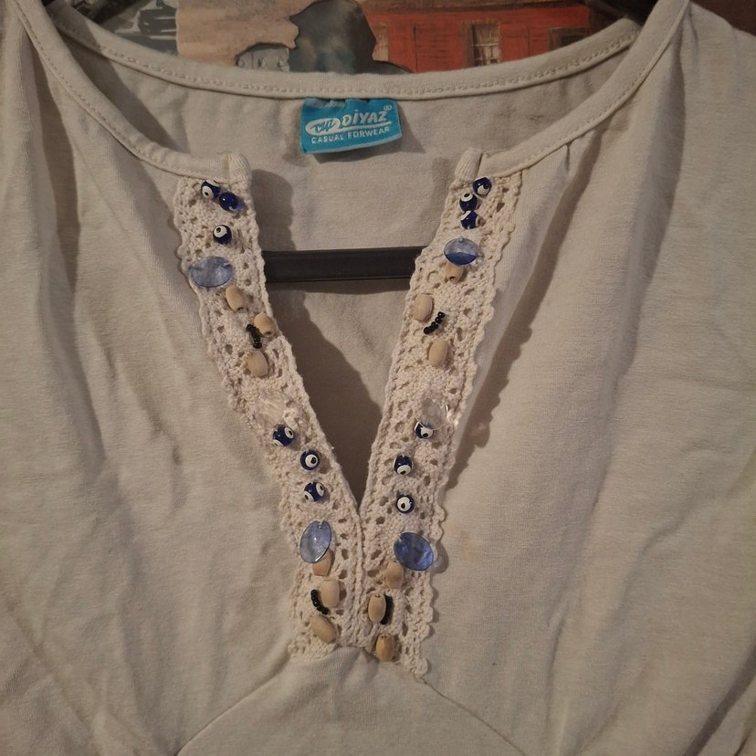 Dantel Detaylı Bej V Yaka Kısa Kollu Bluz - Görsel 2